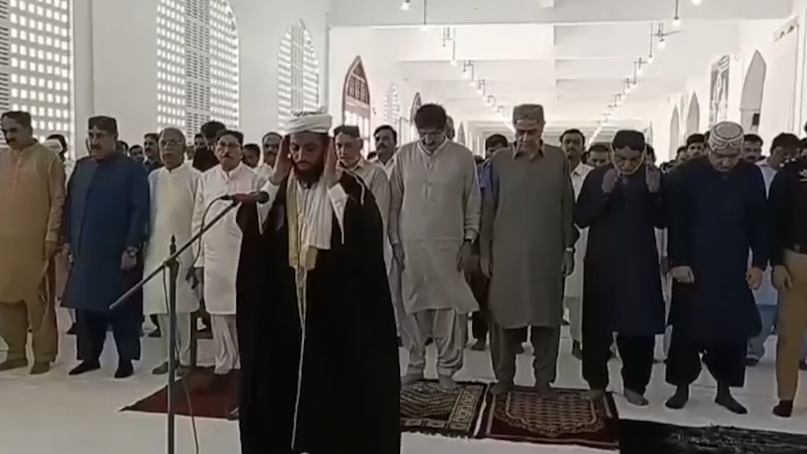 سنڌ جي وڏي وزير سيد مراد علي شاهه ڳڙهي خدا بخش ڀٽو ۾ عيد نماز ادا ڪئي